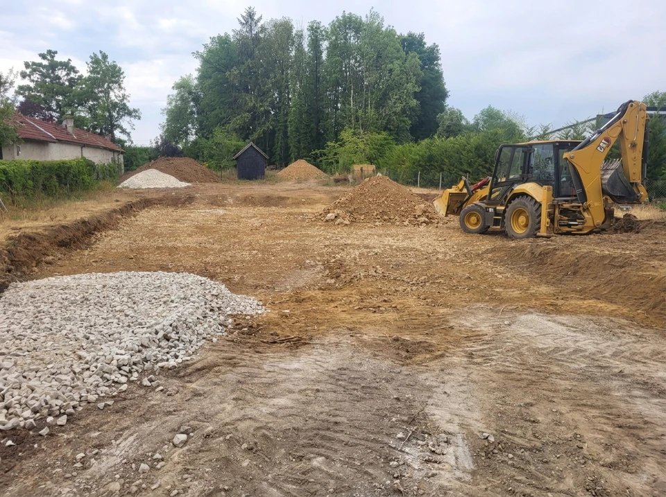 Chantier de construction extérieur avec piscine en cours d'aménagement